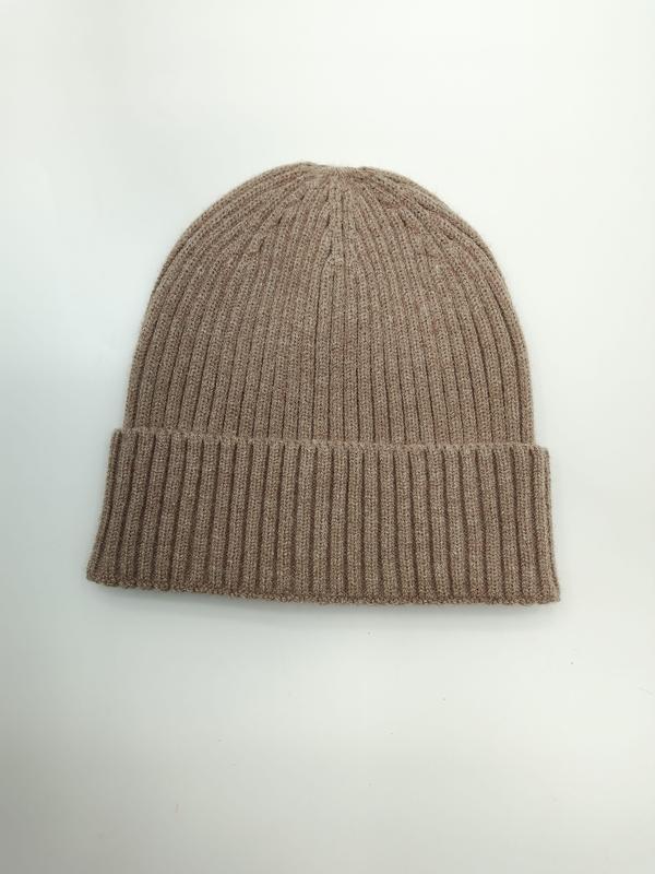 Czapka beanie z prążkowanej dzianiny w kolorze ciepłego taupe z podwiniętym mankietem, widok z góry na białym tle.