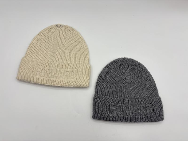 Dwie czapki beanie z prążkowanej dzianiny w kolorze kremowym i szarym z logo Forward na mankiecie, na białym tle.