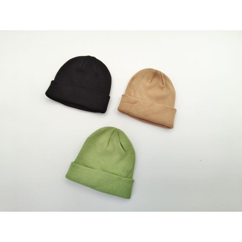 Trzy czapki beanie z prążkowanej dzianiny z mankietem w kolorach czarnym, beżowym i szałwiowej zieleni na białym tle.