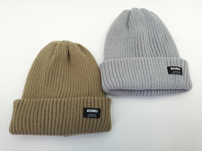 Dzianinowa czapka beanie w prążki z mankietem, kolor khaki i jasnoszary, uniwersalny rozmiar.