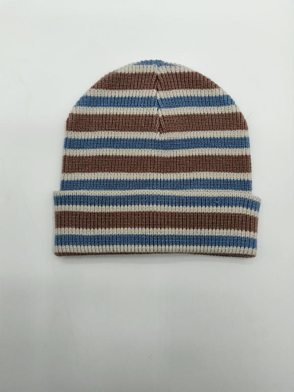 Dzianinowa czapka beanie w poziome pasy niebiesko-brązowo-kremowe, z podwiniętym mankietem, na białym tle.