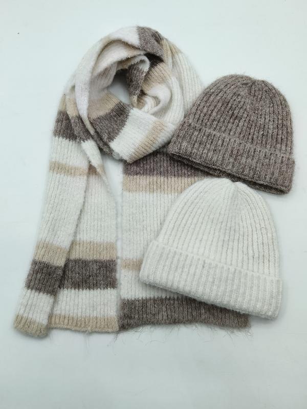 Prążkowany szalik w paski i dwie czapki beanie w szarości i kremie — zimowy zestaw w neutralnych odcieniach.
