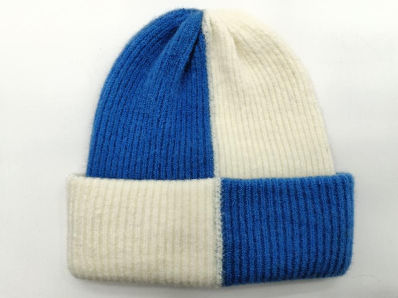 Dwukolorowa czapka beanie w prążki, niebiesko-kremowa, z podwiniętym rondem.