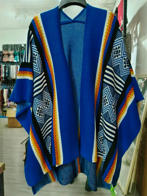 Niebieski kardigan kimono z azteckim wzorem geometrycznym w romby, pasy w bieli, czerni i pomarańczu.