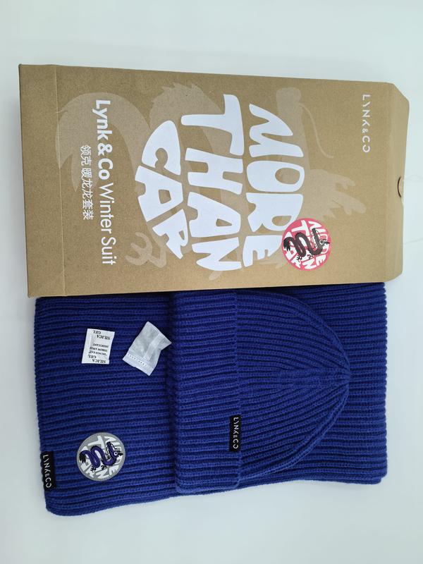 Królewski niebieski prążkowany komplet zimowy: czapka beanie i szalik, obok pudełka prezentowego kraft.