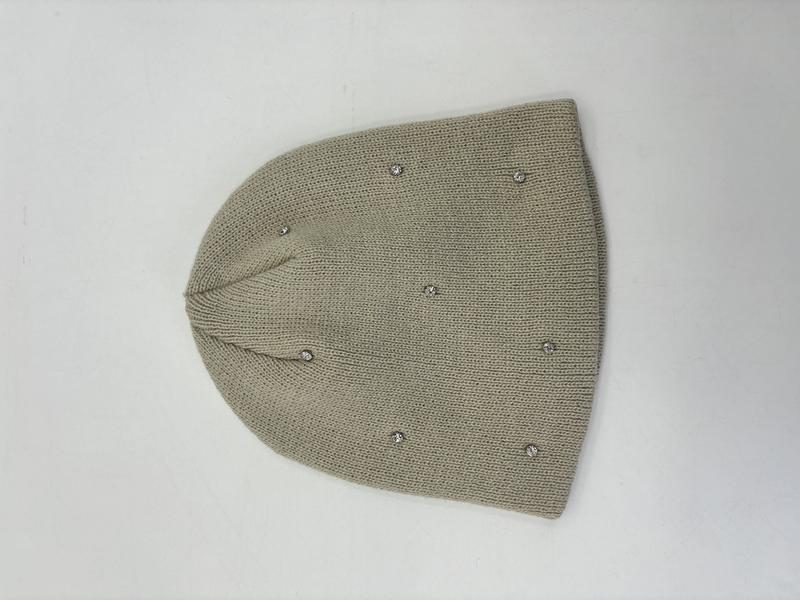 Szałwiowozielona czapka beanie z drobnego dzianiny ze srebrnymi kryształkami rhinestone, widok z góry na białym tle.