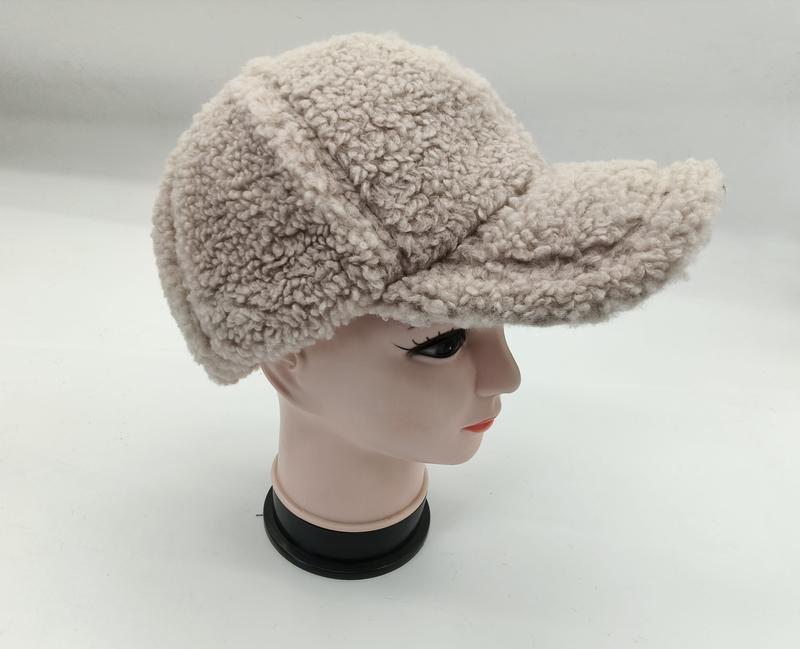 Kremowa czapka baseballowa z sherpa fleece z daszkiem na głowie manekina, widok z boku.