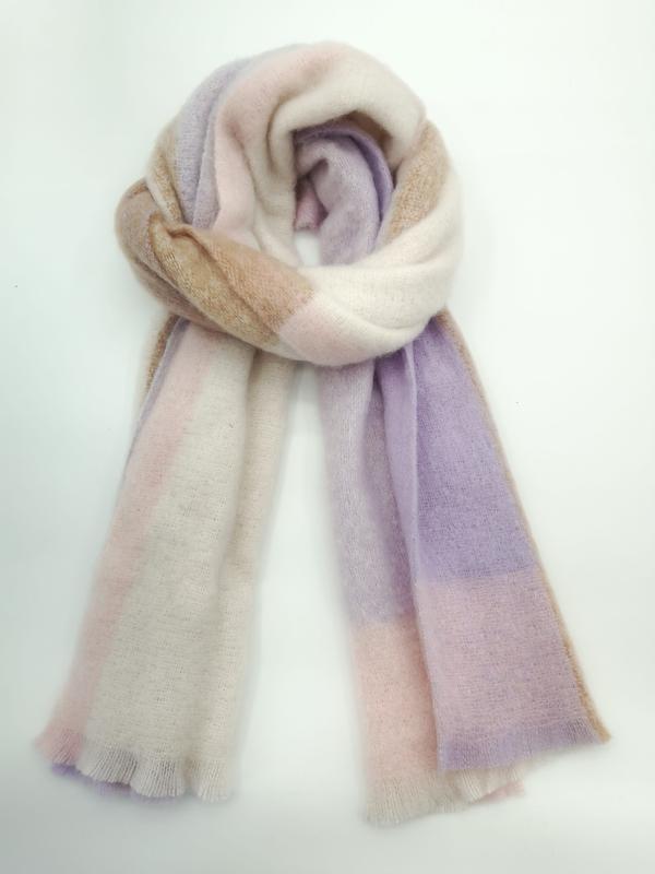 Miękki szal mohair w pastelowych odcieniach lawendy, różu i kremowego – elegancki i delikatny.