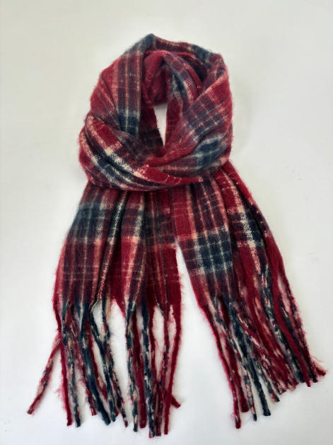 Miękki szalik w kratę tartan czerwono-granatowo-biały z frędzlami, luźno zawiązany na białym tle.