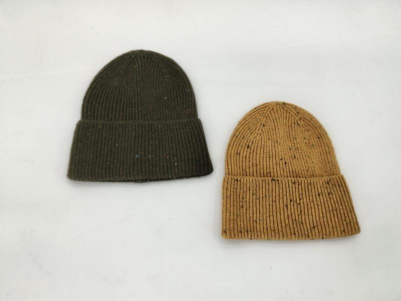 Dwie prążkowane czapki beanie z melanżowej dzianiny — oliwkowa i musztardowa — na białym tle.