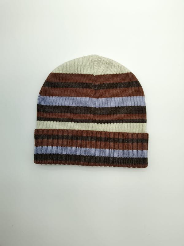 Zwijana czapka beanie w poziome pasy: kremowy, rdzawy brąz, ciemna czekolada i niebieski periwinkle.