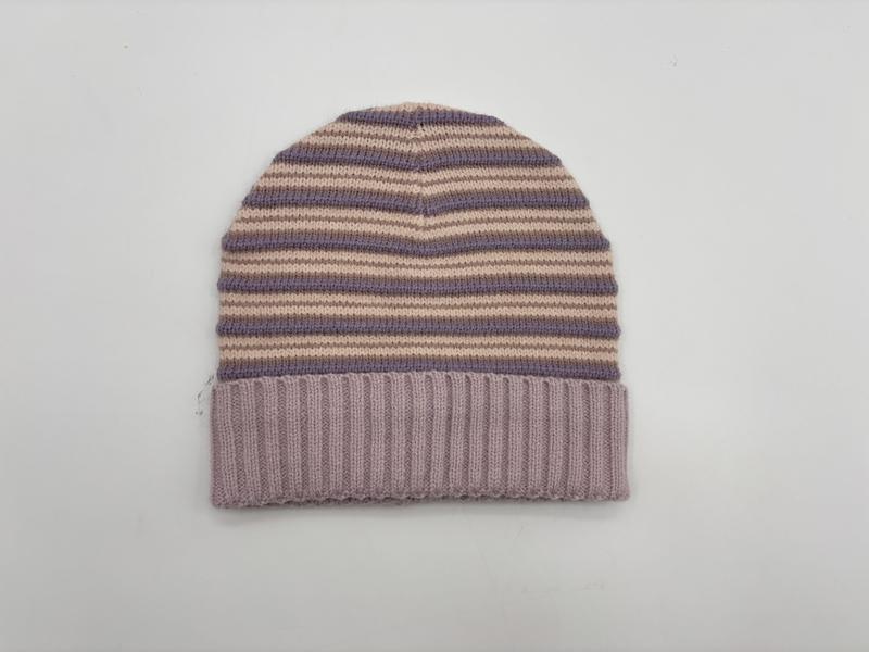 Dzianinowa czapka beanie w fioletowo-beżowe poziome paski z lawendowym prążkowanym mankietem, płaskie ułożenie.