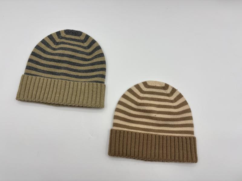 Dwie dzianinowe czapki beanie w paski z prążkowanym mankietem w kolorach khaki-szarym i camelowo-kremowym.