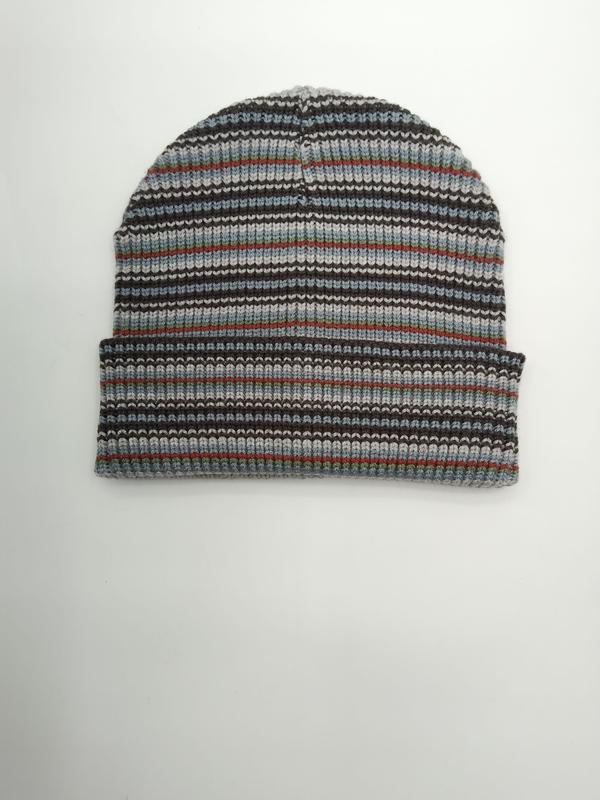 Czapka beanie w wielokolorowe paski — żebrowana dzianina, zawinięty mankiet, kolory: szary, niebieski, brąz, czerwień, zieleń.