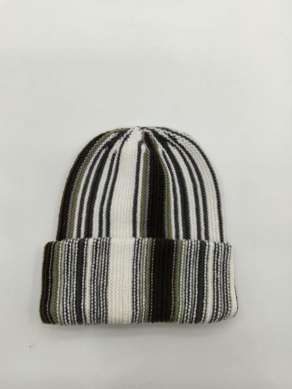 Wielokolorowa prążkowana czapka beanie w paski biało-czarno-oliwkowe z podwiniętym mankietem.