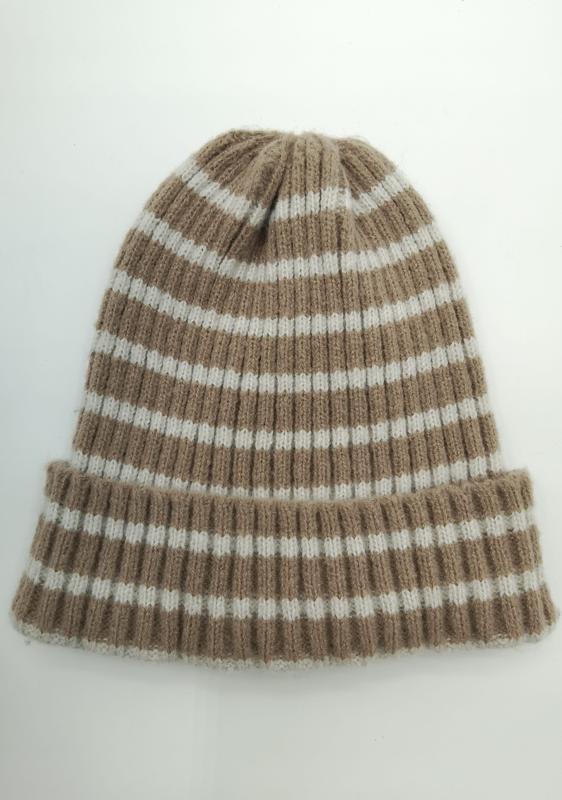 Beżowo-kremowa prążkowana czapka beanie w paski z podwiniętym mankietem, widok z góry na białym tle.