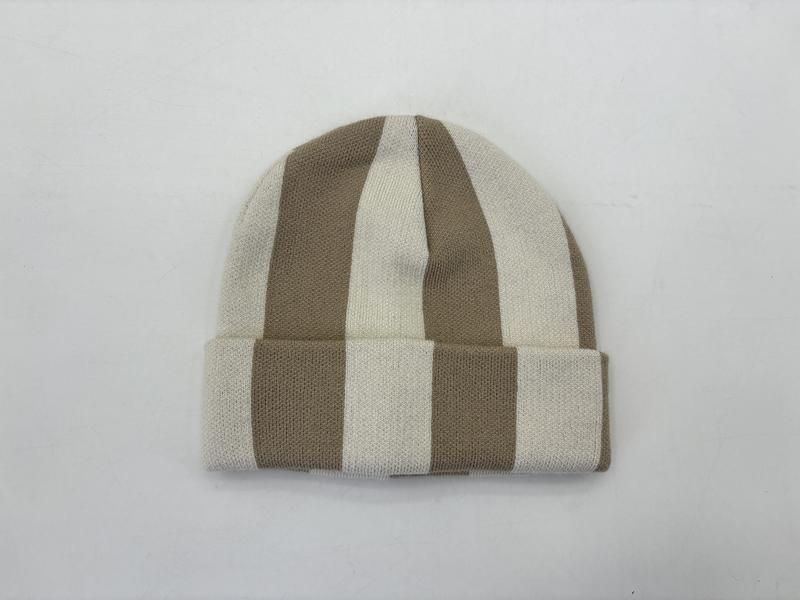 Dzianinowa czapka beanie z mankietem w pionowe pasy w kolorze beżowym i kremowym, na białym tle.