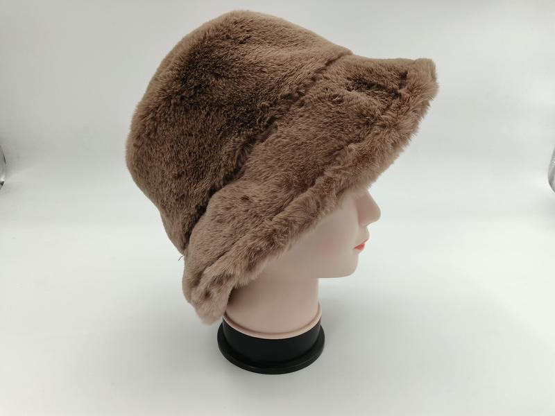 Brązowy bucket hat z sztucznego futra, puszysty zimowy kapelusz w kolorze taupe