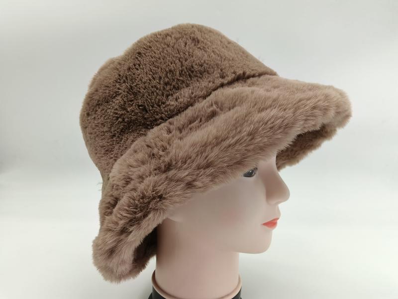 Brązowy bucket hat z sztucznego futra, puszysta zimowa czapka w kolorze taupe