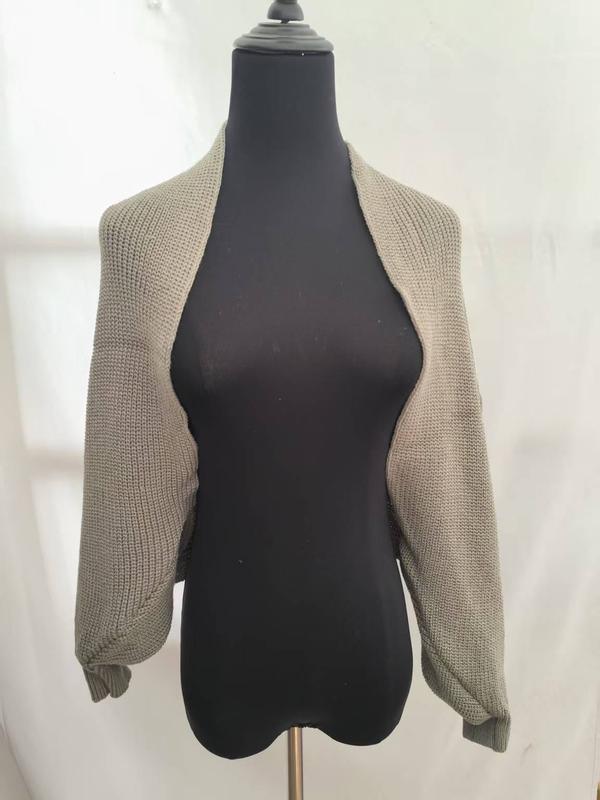Taupe sweter kardigan shrug o grubym splocie z długimi rękawami, eksponowany na czarnej formie krawieckie
