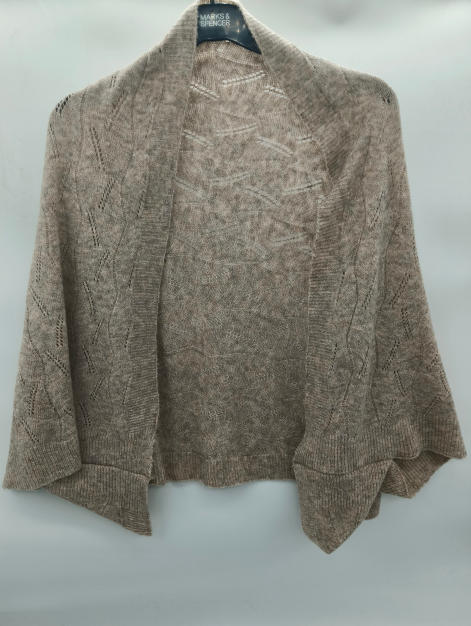 Taupe sweter kardigan szydełkowy typu shrug z otwartym przodem, delikatny wzór ażurowy, ciepły beżowo-szary kolor.