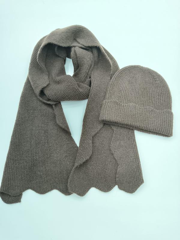 Zestaw zimowy: szalik i czapka beanie w kolorze taupe z prążkowanej dzianiny, z falbaniastym wykończeniem.