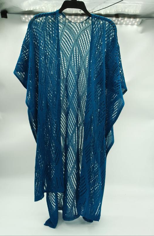 Niebieskozielone kimono kardigan duster z koronkowym splotem i wzorem fal, na wieszaku.