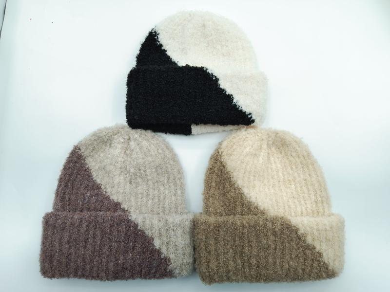 Zestaw 3 czapek beanie fuzzy knit dwukolorowych: czarno-kremowa, różowo-beżowa i brązowo-kremowa, na białym tle.