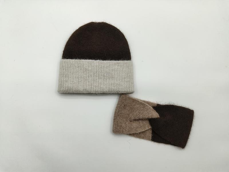 Dwukolorowy komplet: czapka beanie i rękawiczki bez palców w odcieniach brązu i owsianki na białym tle.