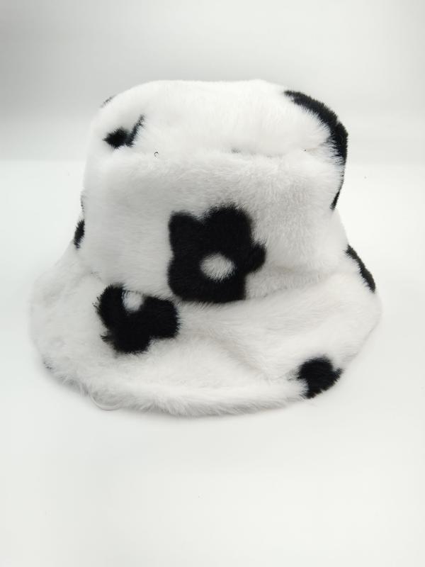 Biały puszysto-pluszowy bucket hat ze sztucznego futra z czarnym wzorem kwiatowym stokrotek.