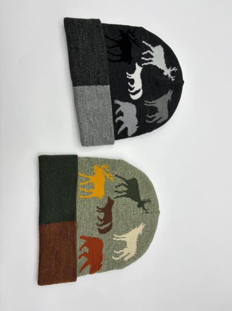 Dwie dzianinowe czapki beanie z żakardowymi sylwetkami zwierząt (jeleń, łoś, wilk, niedźwiedź) w szarym i zielonym kolorze.